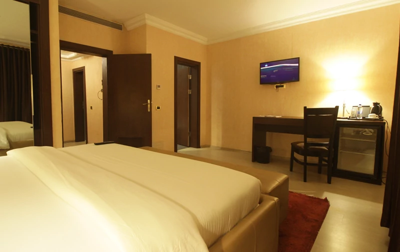 /web/uploads/116/Chesney Hotel/room-photos/Gold/gold-room-1.jpg